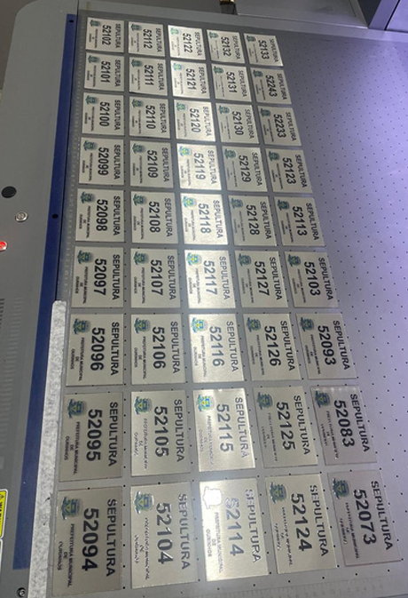 Placa em inox gravada em UV