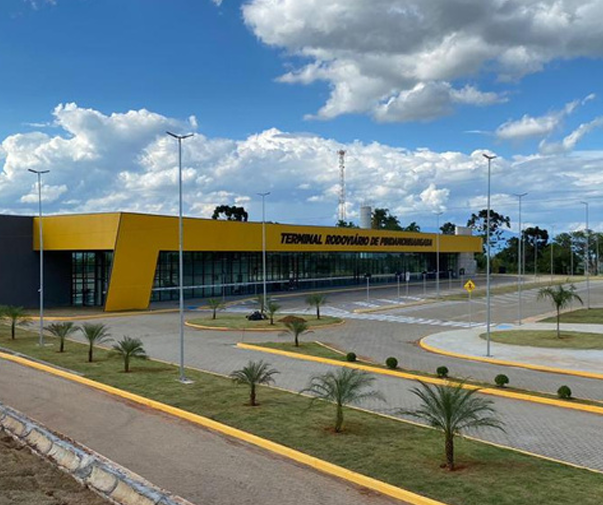 Fachada com letra caixa e placa de ACM