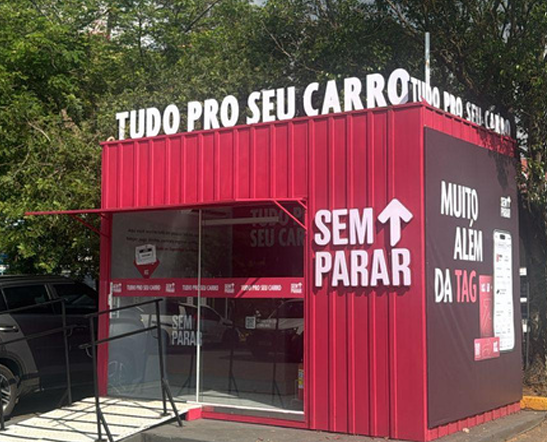 Fachada com letra caixa e backlight