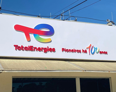 Fachada clean somente com letra caixa