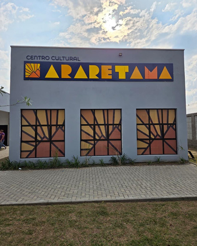 Fachada com letra caixa e lâmpadas LED