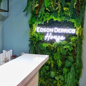 Neon LED com jardim vertical e logo da empresa