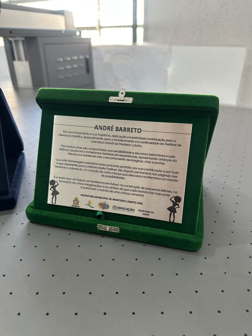 Placas em inox com gravação em UV 